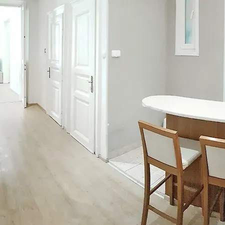 Akacfa 36 91 Mt 3 Bedroom District 7 Budapest
